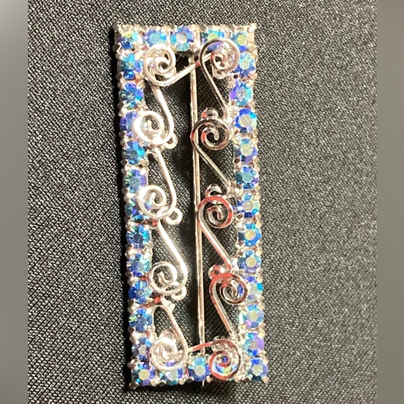 VINTAGE RECTANGULAR SILVER TONE RHINESTONE BROOCH WITH SPIRALS - UNSIGNED - Picture 2 of 10